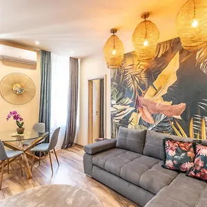 Apartment Jungle With 2 Bathrooms, Budapest